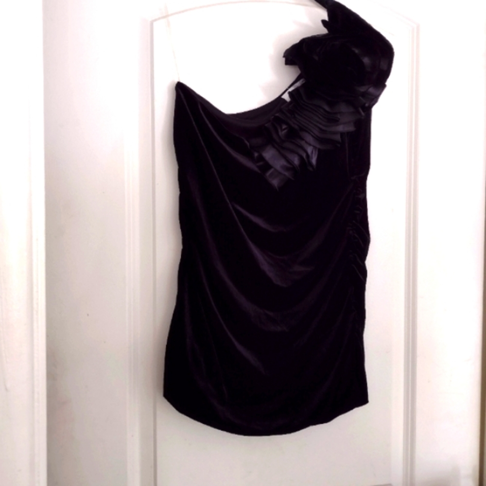 🆕 - Black velvet Top with One Shoulder Floral Ruffled Design / Black